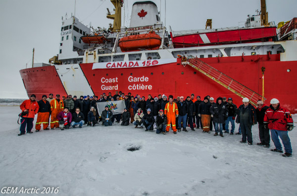 L’équipe du NGCC Louis S.St-Laurent souligne le 150e anniversaire de la Confédération au Canada au pôle Nord