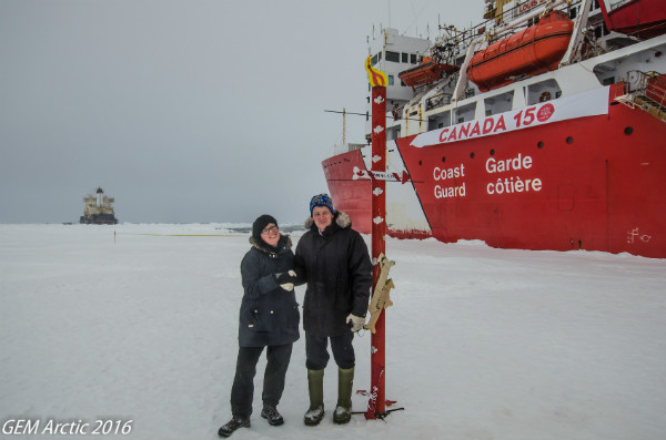 Mary-Lynn Dickson, scientifique en chef de l’Expédition polaire Canada-Suède et le capitaine Anthony Potts du NGCC Louis S. St-Laurent se saluent chaleureusement dans un pôle Nord glacial!