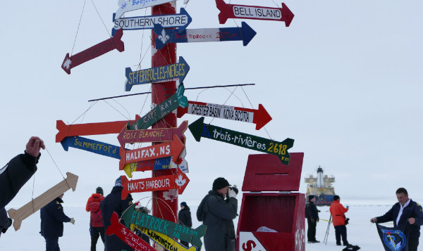 Les flèches que nous avons décorées avec le nom de notre ville et sa distance du pôle Nord