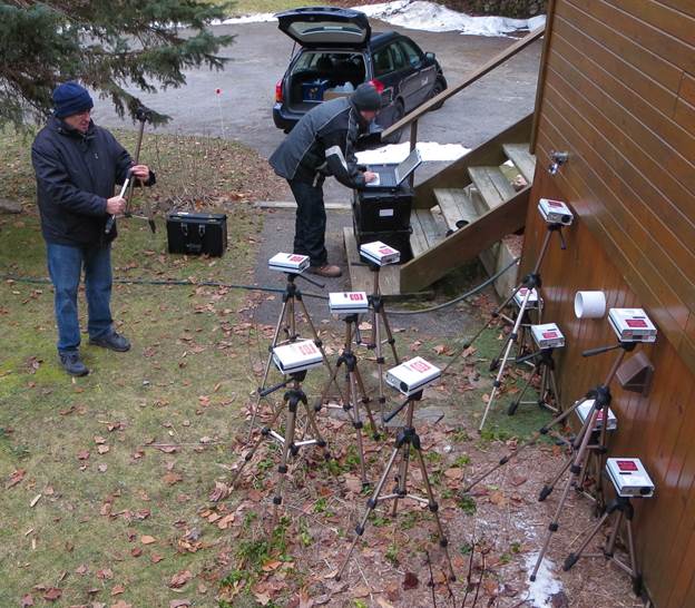 LÉGENDE : Les scientifiques de Santé Canada Renato Falcomer et Steven Reid installent des appareils de mesure du radon en continu près d'un orifice d'évent dans le contexte d'une étude sur le terrain à Ottawa (Ontario).