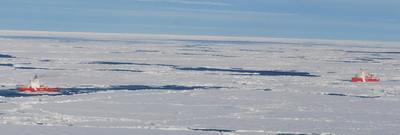 Le Terry Fox précède le Louis S. St-Laurent dans de la glace épaisse pendant des levés sismiques