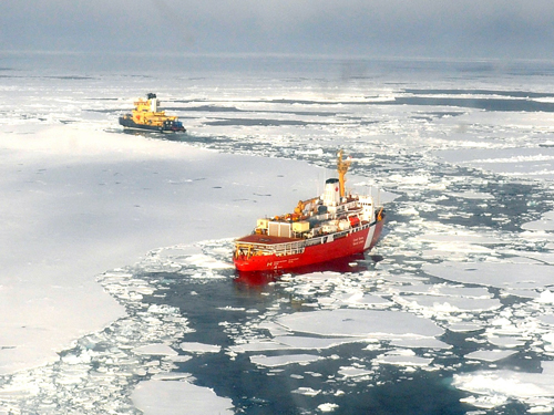 Le brise-glace suédois Oden et le NGCC Louis S. St-Laurent dans l'océan Arctique (2016)