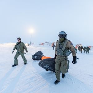 RDDC et des alliés mettent à l’essai des trousses de survie dans l’Arctique pour les aéronefs militaires