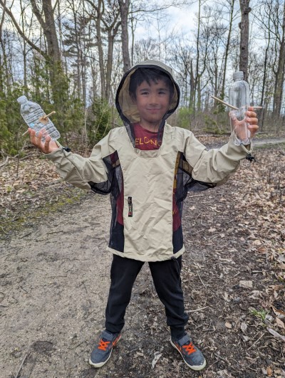 Un étudiant avec un piège à moustiques fait maison.