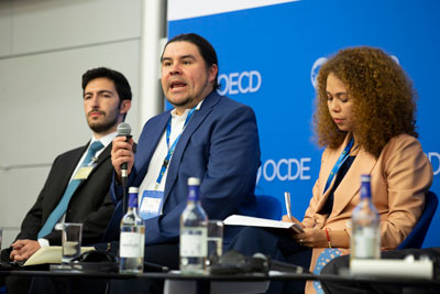 Dr. Kyle Bobiwash (centre) at the plenary session.