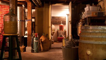 Le « bunker à vin » dans mon sous-sol à Victoria, en Colombie-Britannique, où je testais et perfectionnais mes compétences en vinification en utilisant des raisins locaux de l’île de Vancouver.