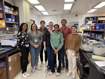 Membres du Laboratoire de recherche sur l’identification moléculaire; de gauche à droite : Saanchi Singh, Andree Ann Dupras, Jacob Weedmark, Gillian Cloot, Tisha Patel, Leonardo Galindo-Gonzalez et Jennifer Villacres.