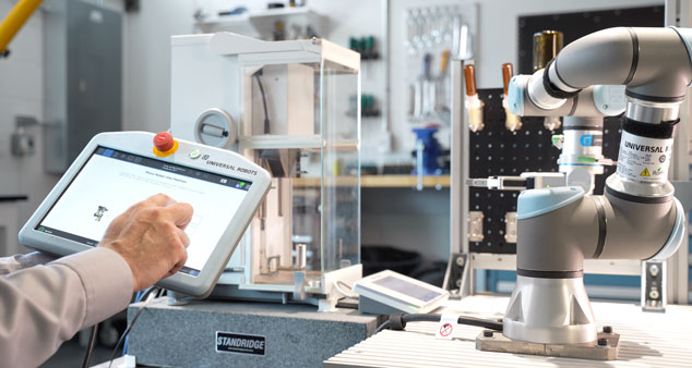 Un scientifique inspecte une tablette/un écran dans un laboratoire