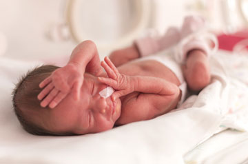 Les chercheurs tentent de déterminer si l’exposition à certaines substances chimiques joue un rôle dans le poids des bébés à la naissance