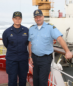 Le capitaine Havlik du garde côte USCGC Healy et le capitaine Rothwell du NGCC Louis S. St Laurent. (Photo par Don Glencross)