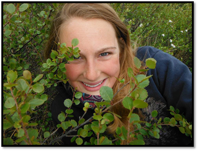  Katie Black dans une parcelle d'arbrisseaux Betula glandulosa au ruisseau Trail Valley.