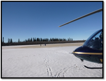  Kimberley et Mitchell prélèvent des échantillons d'eau et de sédiments sous la glace du lac au cours de leur campagne de relevés en hélicoptère avant le déglacement de 23 lacs situés dans le delta.