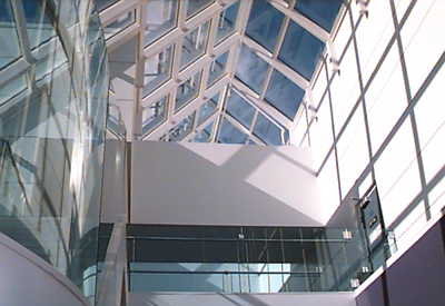 Toiture de verre, vue de l’intérieur du hall principal