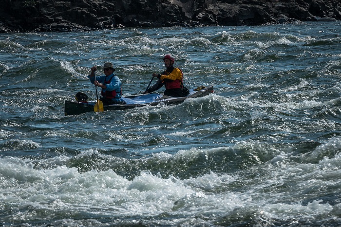 Nous affrontons les rapides de la rivière Coppermine à bord de nos canots lourdement chargés.