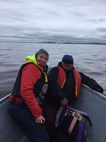 Une technicienne d’Environnement et Changement climatique Canada et une chercheuse du Nunatsiavut Research Centre assises ensemble sur un bateau.