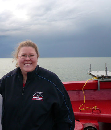 Liisa Jantunen, chercheuse scientifique, sur le pont d’un navire en mer. 