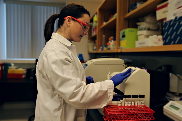 La biologiste Michelle Shuel travaillant sur des gènes d’Hia à l’aide d’un thermocycleur.