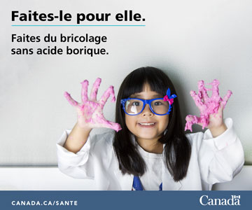 image d'un enfant souriant portant des lunettes avec de la glu rose sur les mains sous les mots 'Faites-le pour elle. Faites du bricolage sans acide borique'