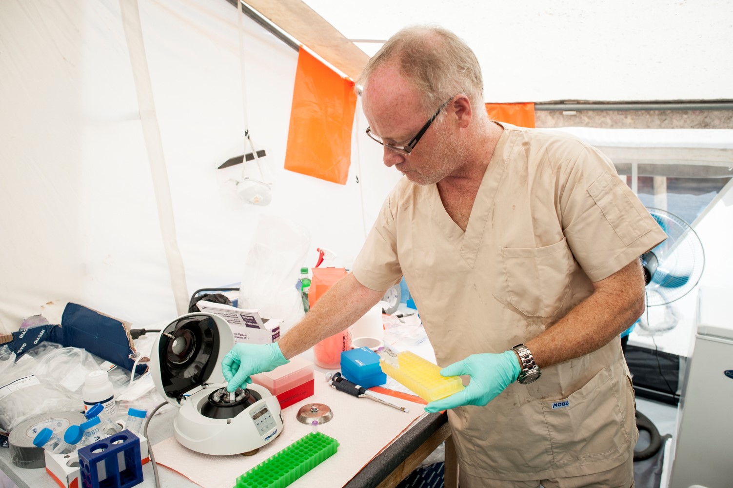 Allen Grolla effectue une analyse de laboratoire sur place pendant l'éclosion de maladie à virus Ebola en Afrique de l'Ouest