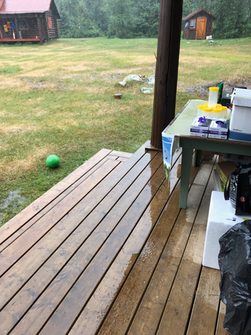 L’étude s’est poursuivie beau temps, mauvais temps. Table d’étude au camp dans le nord de l’Ontario. (Source : Jennifer Gibson)