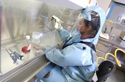 Une chercheuse scientifique du LNM à l’intérieur du seul laboratoire de niveau de confinement 4 consacré à la santé humaine au Canada. C’est ici que le vaccin Ervebo contre le virus Ebola a été mis au point.