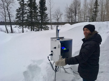 Gary Mallach installe un dispositif pour mesurer la pollution atmosphérique extérieure.