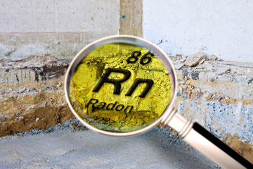 Étape préparatoire à la construction d’un vide sanitaire ventilé dans un ancien bâtiment en briques. Recherche d’image conceptuelle de radon au gaz vue à travers une loupe.