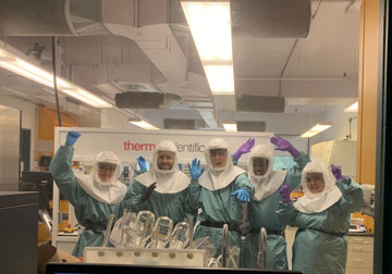 Employés du laboratoire du LNM à Guelph après une longue journée d’analyse d’échantillons de COVID-19.