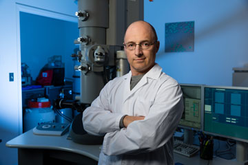 Daniel Beniac dans le laboratoire de microscopie électronique du LNM.