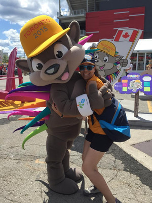 Un gros câlin avec la mascotte alors que j’étais bénévole aux Jeux panaméricains et parapanaméricains à Toronto, en 2015.  
