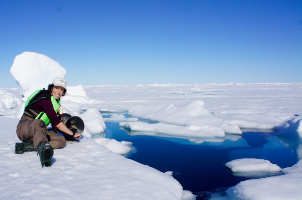 Prélèvement d’un profil de la profondeur, de la température et de la salinité de l’eau par un trou dans la glace de mer sur l’océan Arctique dans le cadre de mes travaux de recherche de maîtrise financés par le CRSNG visant à examiner l’écoulement de l’eau douce sous le plateau de glace du fjord Milne.