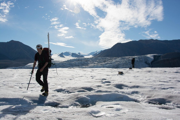 Me voici en train de réaliser un levé sur l’épaisseur de glace sur le glacier Milne à l’aide d’une technique géophysique appelée dispositif à pénétration dans le sol (dans la glace, dans mon cas).