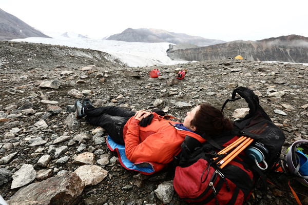 La recherche sur le terrain est un travail difficile et, pour moi, cela représente souvent de longues journées à transporter de lourdes charges et à parcourir de longues distances à pied. Pour une glaciologue, il n’y a pas de meilleur endroit pour faire une sieste qu’à proximité d’un glacier!