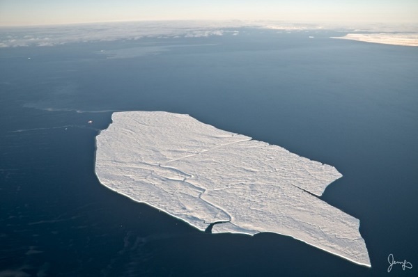 Une île de glace de 14 km<p><em>Une île de glace de 14 km<p><img  data-cke-saved-src=