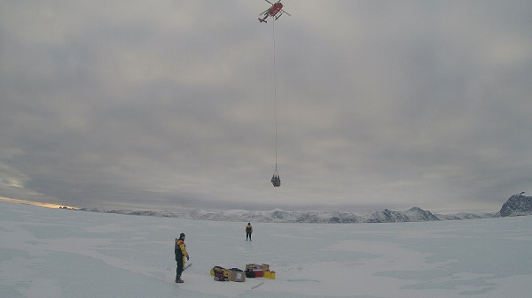 En 2015, l’hélicoptère du NGCC Amundsen livre une cargaison de matériel à une équipe de recherche sur les îles de glace. 