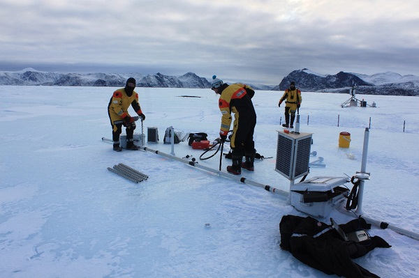 Installation d’un système stationnaire de radar pénétrant la glace pour évaluer les changements dans l’épaisseur d’une île de glace (crédit photo : Graham Clark)
