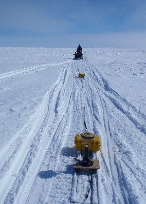 AAnna et Jaypootie Moesesie recueillent un profil d’épaisseur en mai 2016, en se servant d’un radar pénétrant la glace. Cette île de glace, « PII-A-1-f », se trouvait près de Qikiqtarjuaq, au Nunavut. 