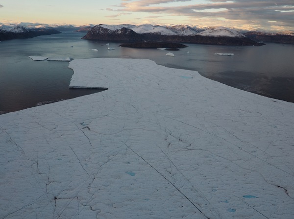 Une île de glace échouée près de l’île de Baffin, au Nunavut (crédit photo : Lauren Candlish).