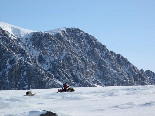 Réalisation de levés cinématiques par GPS sur le glacier Belcher, qui est tributaire du glacier de la calotte glaciaire de Devon (mai 2011).
