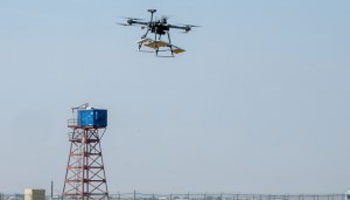 Détection des menaces à distance : RDDC teste les limites de la capacité des capteurs installés sur les drones dans le cadre d’un essai de l’OTAN / A drone flies over a field during the trials.